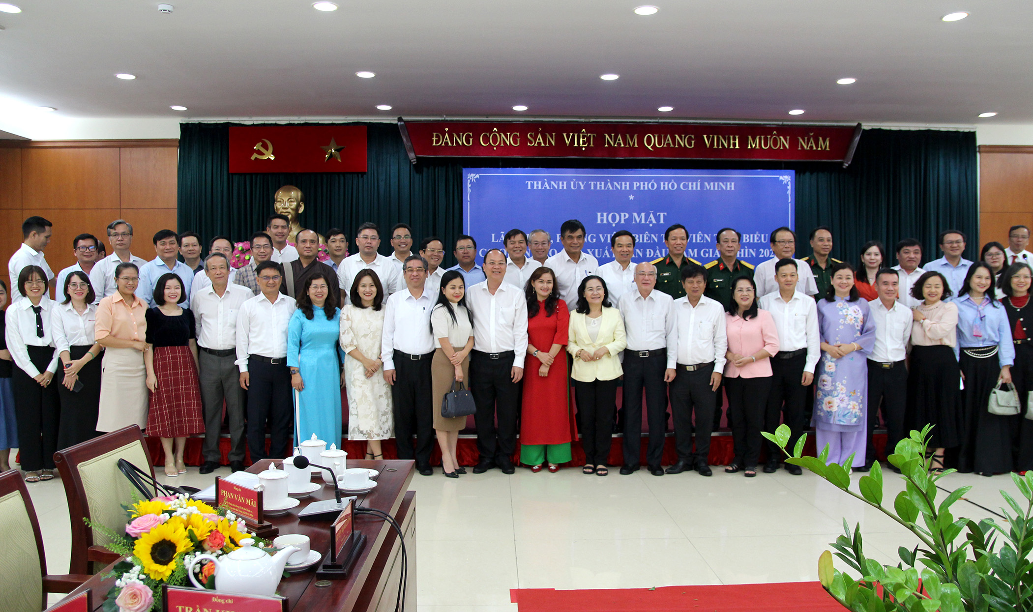 Lãnh đạo TP. Hồ Chí Minh chụp ảnh lưu niệm cùng lãnh đạo, phóng viên, biên tập viên các cơ quan báo chí tại buổi họp mặt (Ảnh: H.Hào).